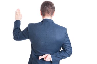 Arkadan görünüş yemin alarak ve parmak çarpı işareti tutan