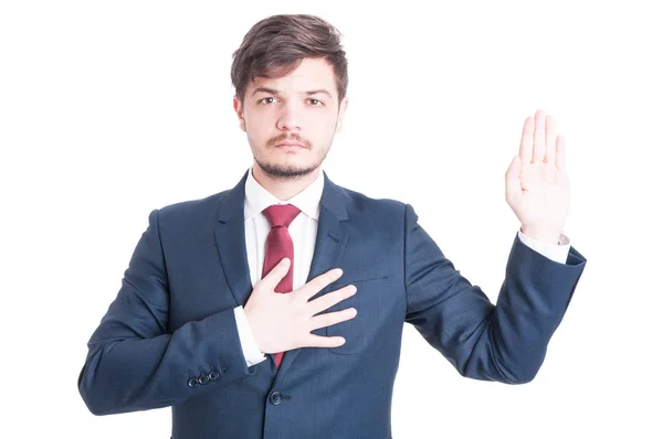 Homem de negócios ou político de pé levantando a mão fazendo juramento — Fotografia de Stock