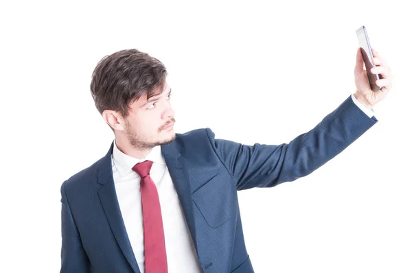 Gerente de marketing usando traje tomando una selfie —  Fotos de Stock