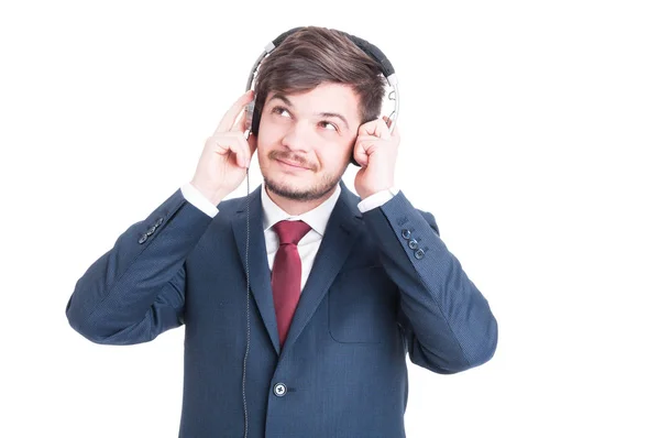 Hombre de negocios mirando y escuchando música —  Fotos de Stock