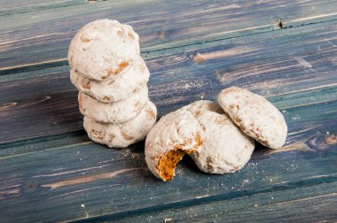 Küçük gingerbread çerezleri şeker ile sırlı