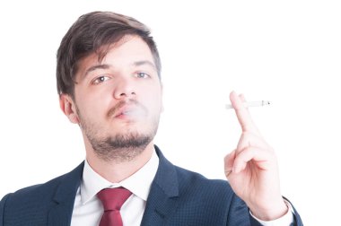Takım elbise bir sigara duman üfleme giyen adam