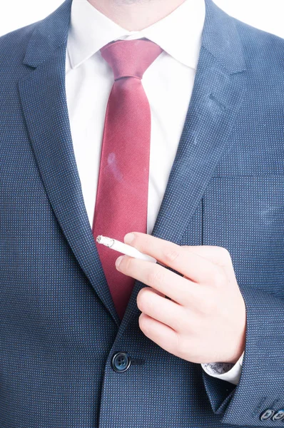 Close-up de homem de terno segurando um cigarro — Fotografia de Stock