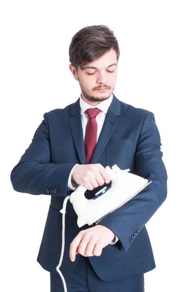 Hombre con traje sosteniendo y planchando su chaqueta —  Fotos de Stock