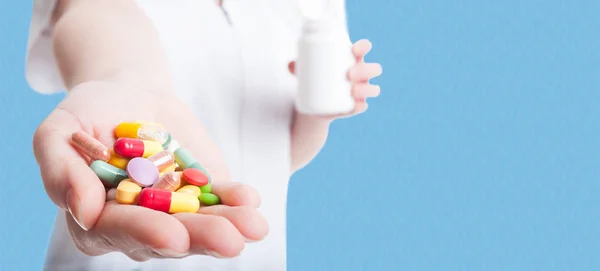 Таблетки, таблетки и лекарства в руке врача — стоковое фото