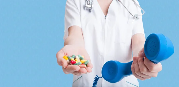 Mujer médico sosteniendo pastillas en una mano — Foto de Stock