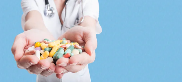 Closeup žena lékaře ruce hospodářství pilulky — Stock fotografie