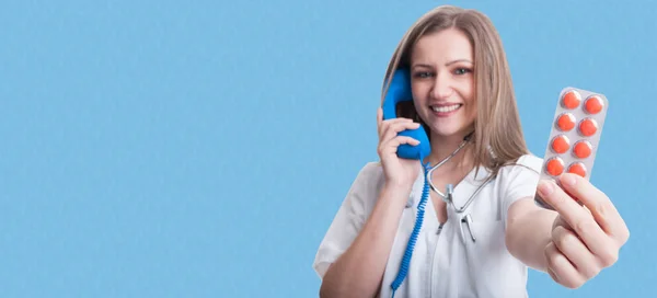 Pretty young medic talking on telephone — Stock Photo, Image