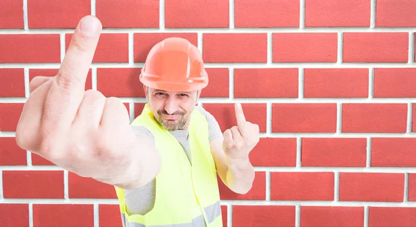 Construtor masculino agindo sarcástico — Fotografia de Stock