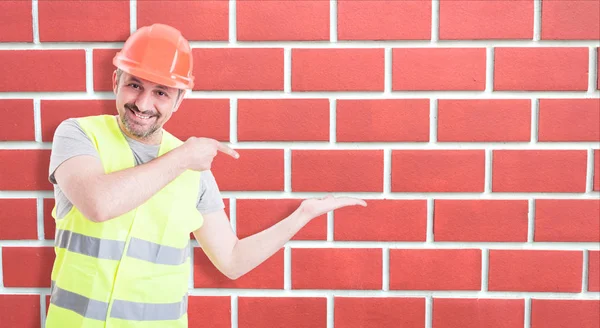 Maschio costruttore indica verso la sua mano vuota — Foto Stock