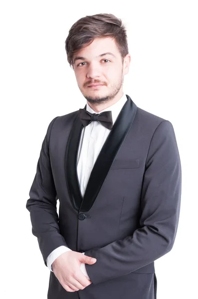 Hombre guapo con esmoquin y corbata posando —  Fotos de Stock