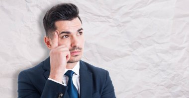 Dalgın genç işadamı portresi