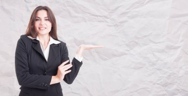 Bir şey onun avucunda tutan genç güzel iş kadını