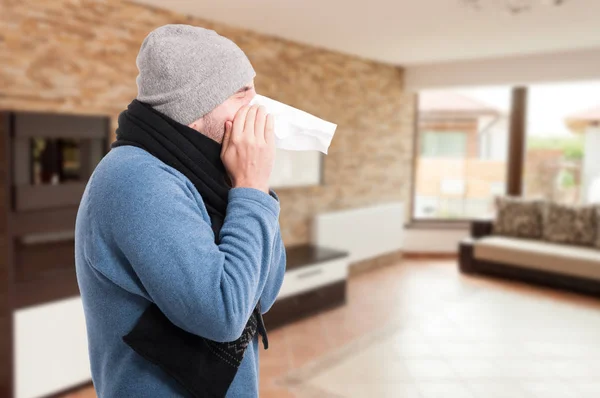 Jeune homme soufflant du nez dans un tissu — Photo