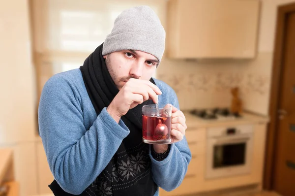 Beteg ember influenzával forró teát iszik. — Stock Fotó