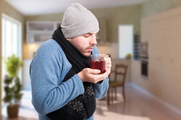 Männchen mit Grippe oder Grippe trinken Tee — Stockfoto