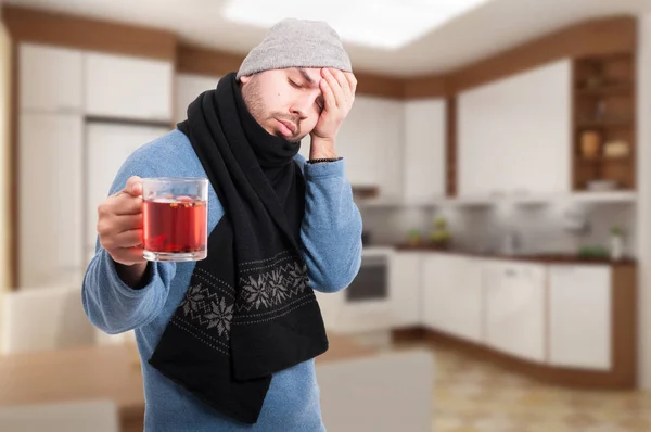 Erschöpfter Kranker weigert sich Tee zu trinken — Stockfoto