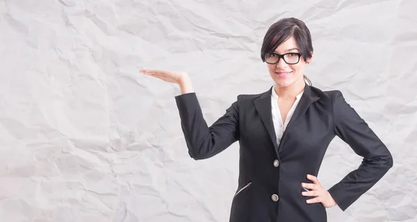 Joven mujer de negocios sonriente extendiendo su mano —  Fotos de Stock