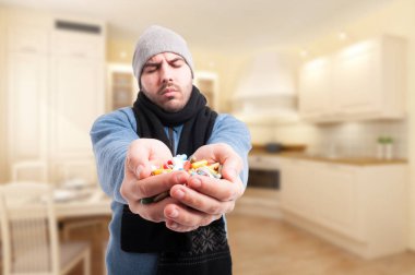 Grip hapları bir ele sahip olan adam 