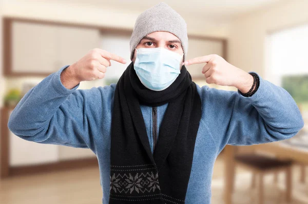 얼굴 마스크를 착용 하는 독감을 가진 남자 — 스톡 사진