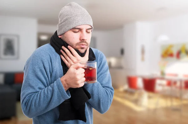 Junger kranker Mann trinkt heißen Tee — Stockfoto