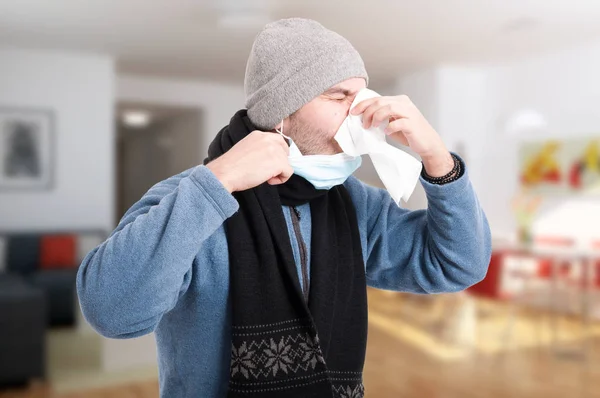 Mannen med influensa blåser näsan — Stockfoto