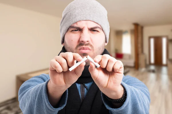 Hombre enfermo tratando de dejar de fumar — Foto de Stock