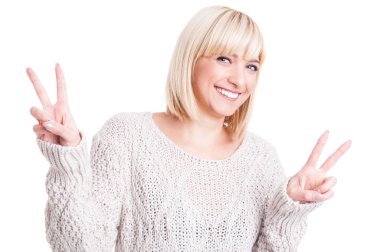 Sıcak sweter Çift Kişilik barış gösterilen giyen güzel kadın