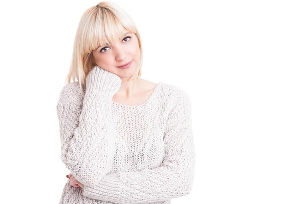 Portrait of beautiful blonde girl posing confortable — Stock Photo, Image