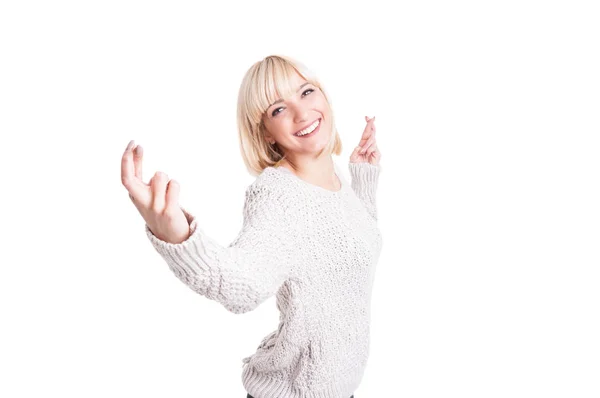 Mulher bonita vestindo sweter quente mostrando dedos cruzados — Fotografia de Stock