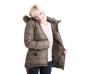 Sevimli Bayan sıcak kış ve ceket ile poz