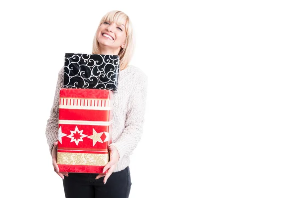 Femme heureuse portant un pull chaud tenant des cadeaux — Photo
