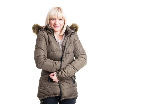 Schöne Frau posiert mit warmem Winter und Jacke — Stockfoto