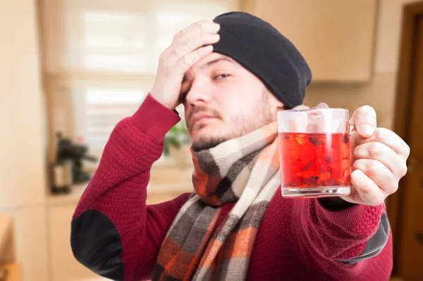 Beteg ember iszik forró teát kendő — Stock Fotó