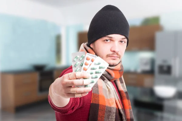 Influenza gazdaság hólyagok Pills férfi — Stock Fotó