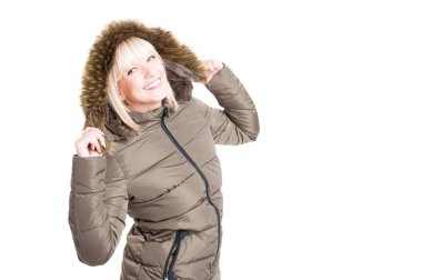 Kış ceket hood ile poz ve gülümseyen kadın