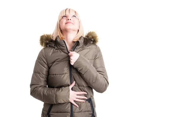 Menina bonita zipping inverno casaco quente olhando para cima — Fotografia de Stock