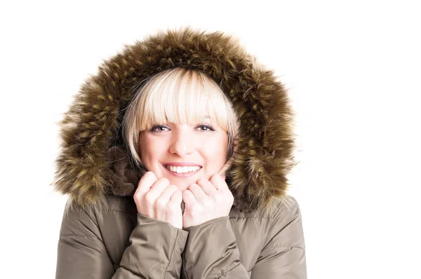 Retrato de mulher usando casaco de inverno com capuz sendo frio — Fotografia de Stock