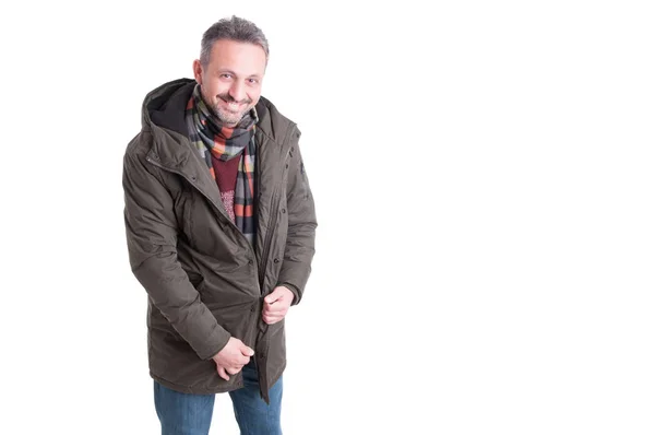 Uomo sorridente e zip la giacca invernale — Foto Stock