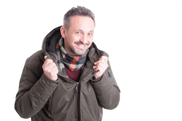 Hombre mostrando invierno su edredón bajo chaqueta de invierno — Foto de Stock