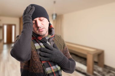 Yorgun adam ateş veya baş ağrısı acı