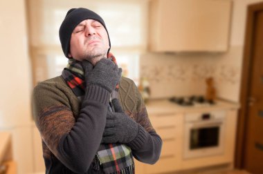 Boğaz ağrısı ile yorgun erkek