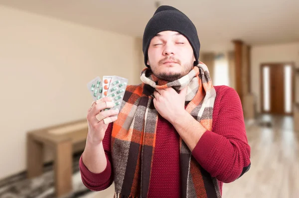 Junger Mann mit entzündetem Hals — Stockfoto