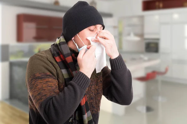 Hombre enfermo con la gripe soplando la nariz —  Fotos de Stock