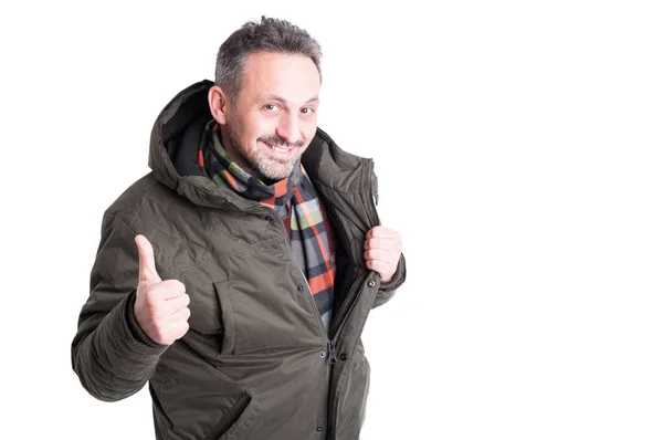 Maschio posa indossando giacca invernale mostrando come gesto — Foto Stock