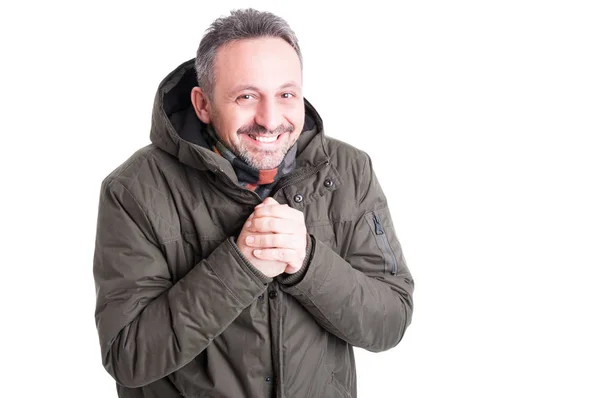 Мужчина позирует как холодный в зимней повседневной одежде — стоковое фото