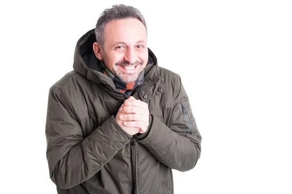 Hombre haciéndose pasar por frío usando ropa casual de invierno — Foto de Stock