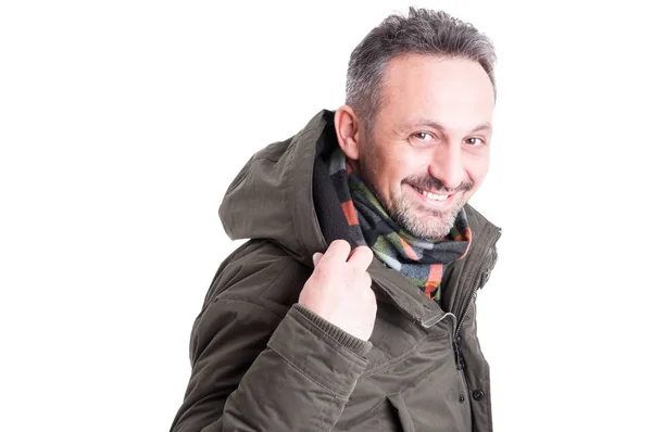 Man poseren holding zijn winter jas — Stockfoto