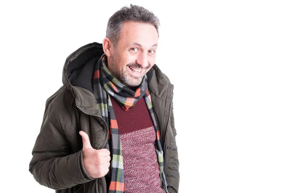 Mann posiert in Winterjacke mit Daumen-hoch-Geste — Stockfoto