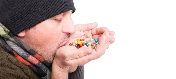 Zbliżenie, chory człowiek połknąć tabletek — Zdjęcie stockowe